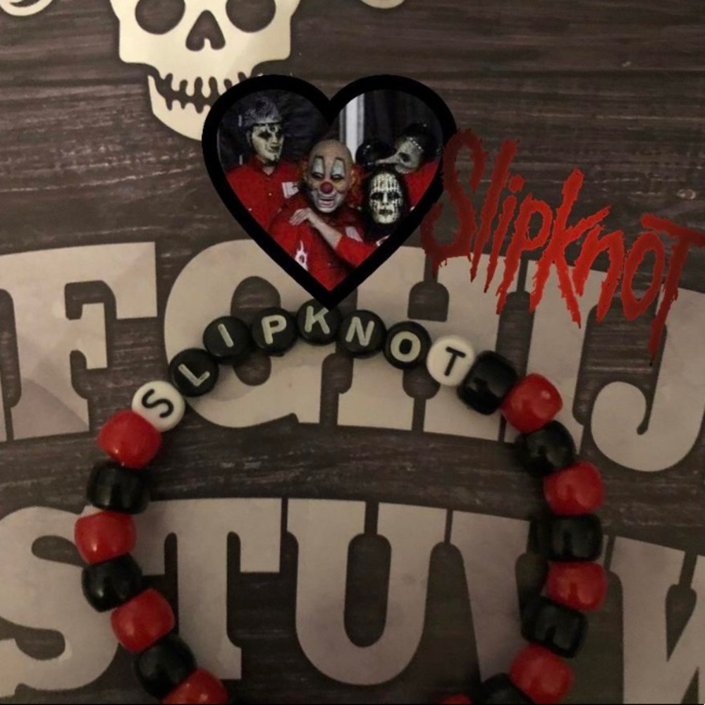 super cute slipknot bracelet!!!5.00$ 
shipping is 3.00